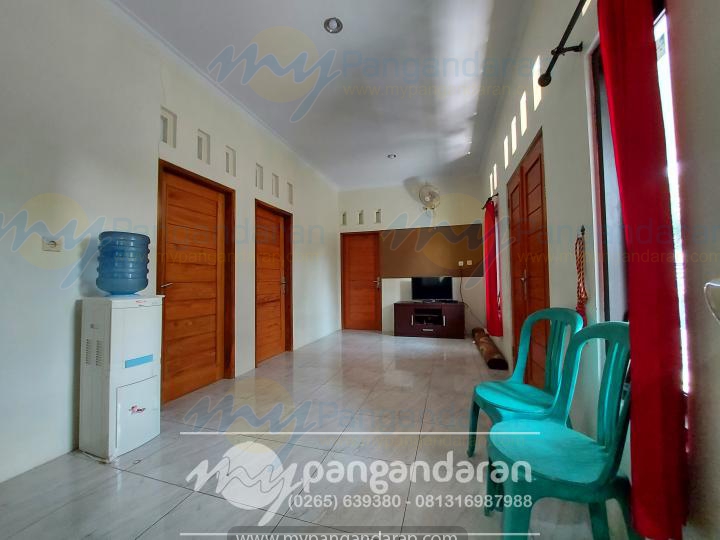  Tampilan Ruang Keluarga Villa Citumang 3 Pangandaran<br />
Di lengkapi dengan TV, Dispenser dan karpet
